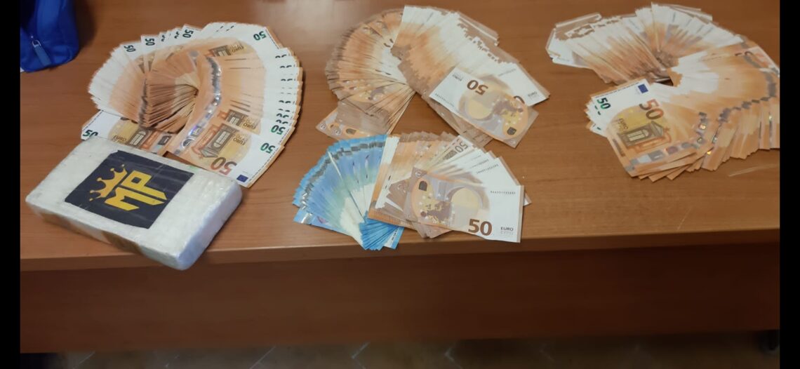 Perugia: sequestro di sostanze stupefacenti e 33.450 euro.