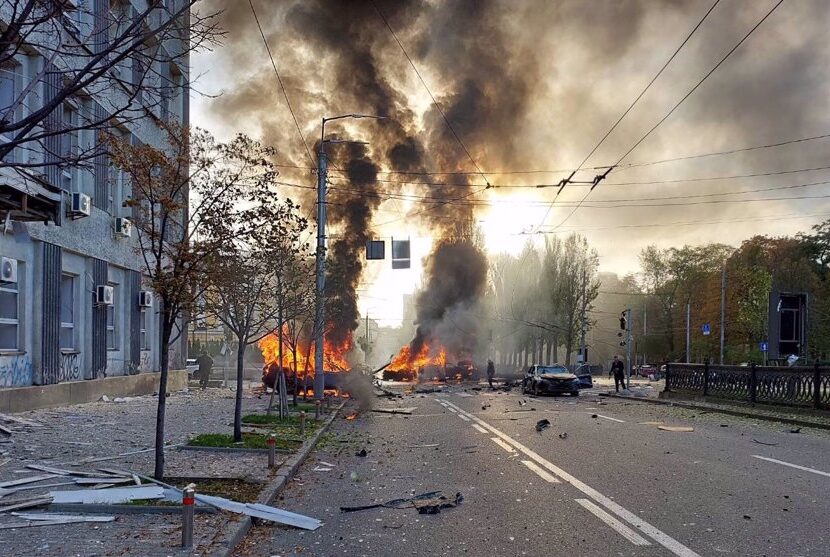Guerra Ucraina – Russia: missili su Kiev, auto e corpi in fiamme