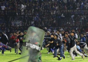 Indonesia, partita di calcio finita in tragedia: 129 morti e oltre 180 feriti
