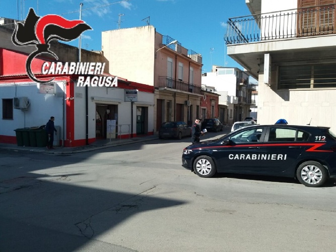 Carabinieri arrestano per furto aggravato di energia elettrica e detenzione di eroina ai fini di spaccio