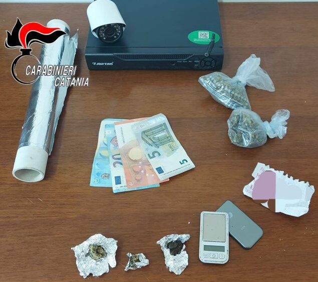 Catania: Lancia la droga dal balcone per beffare i Carabinieri. Arrestato