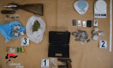 Catania, nella stalla non solo cavalli ma anche armi e droga: due arresti