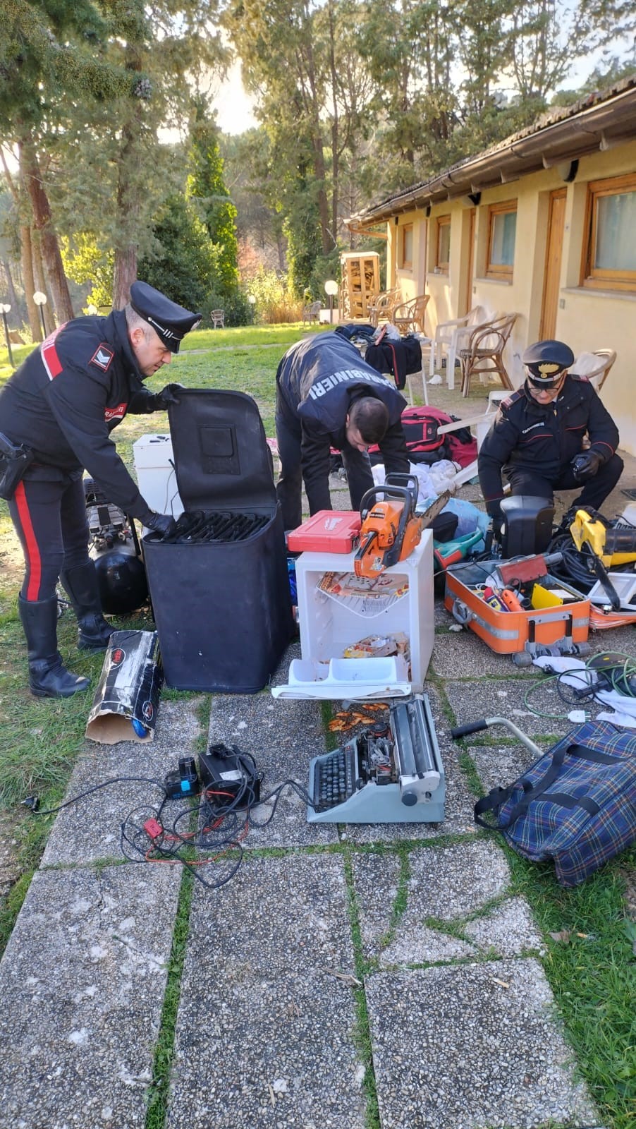 Perugia: sorpresi in un bungalow con droga, refurtiva e un’arma da fuoco