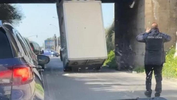 Ragusa: camion rimane incastrato sotto un ponte