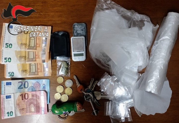 Spaccio con lancio di droga dal balcone: arrestato un 27enne a Catania