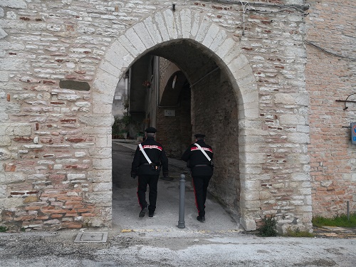 Perugia: arrestato mentre circolava con targa straniera falsa
