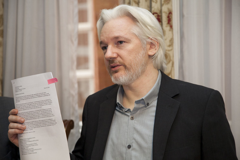 Cittadinanza onoraria ad Assange: approvata la mozione del M5s, primo firmatario Graziano Bonaccorsi 