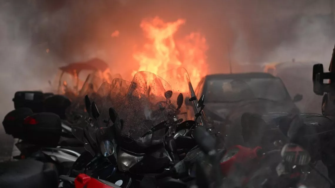 Napoli nel caos: scontri in pieno centro tra i tifosi dell’Eintracht e la Polizia