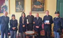 Messina: il Questore Ioppolo consegna l’olio di Capaci al vescovo Accolla