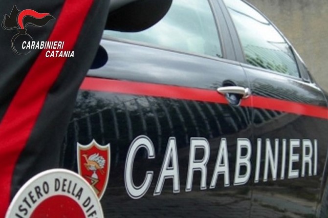 Catania, beccati mentre “alleggerivano” un ponteggio: arrestati dai Carabinieri due uomini