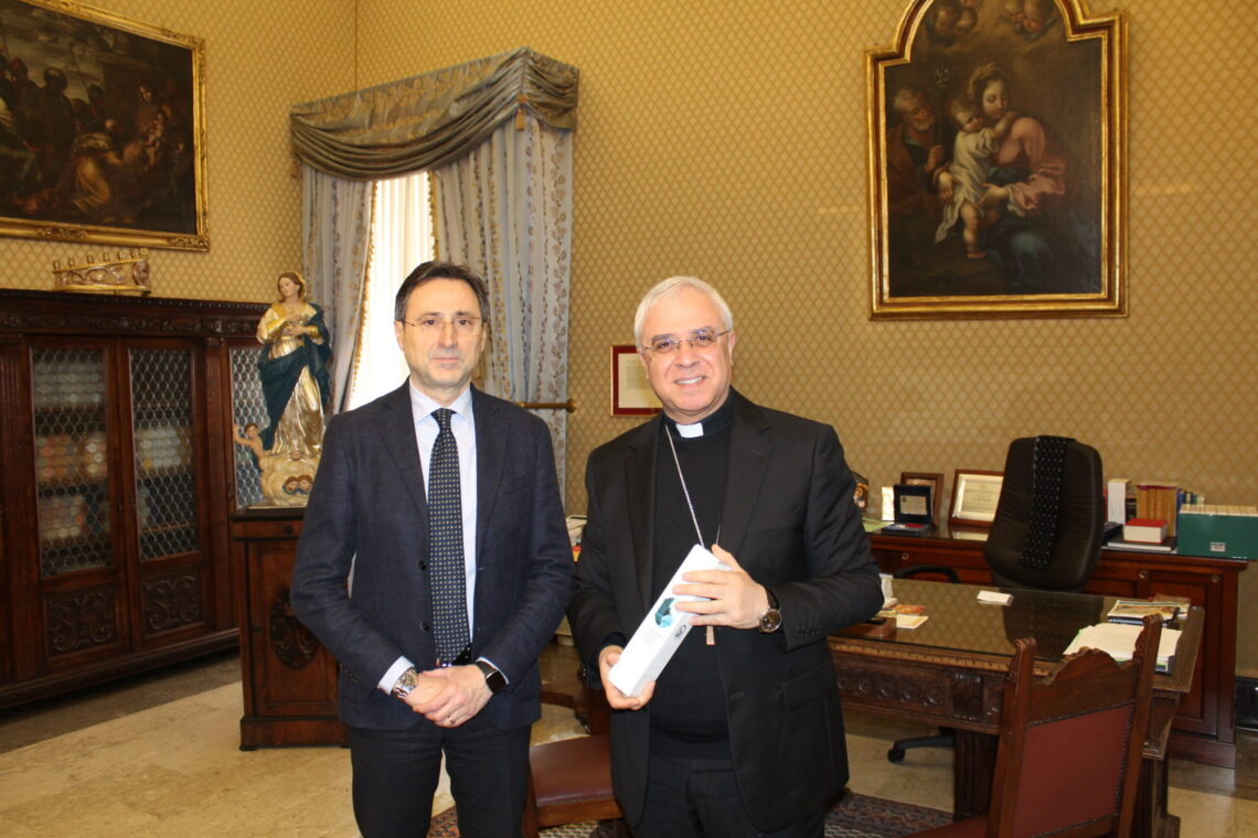 Consegnato oggi l’olio del Giardino della Memoria di Capaci all’Arcivescovo metropolita di Catania Mons. Luigi Renna