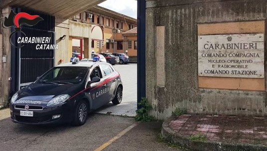 Mascalucia (CT), la figlia chiama i Carabinieri: ”papà sta picchiando mamma”, arrestato 39enne per maltrattamenti in famiglia