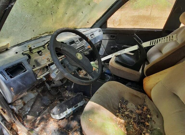 Vulcano (ME), i Carabinieri scoprono carcasse di auto abbandonate tra le campagne: una persona denunciata e 28 sanzionate, elevate multe per circa 17.000 euro