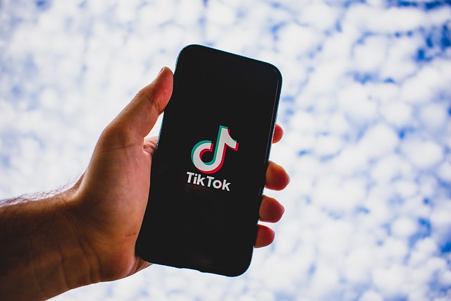 Tik Tok-gate: dallo stop dei dipendenti fino ai limiti d’utilizzo per i minorenni, come cambia l’app