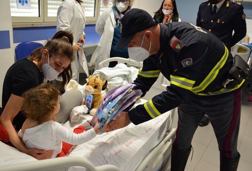 Vittoria: La Polizia di Stato consegna le uova di pasqua ai bambini ricoverati presso il reparto di pediatria dell’Ospedale di Vittoria