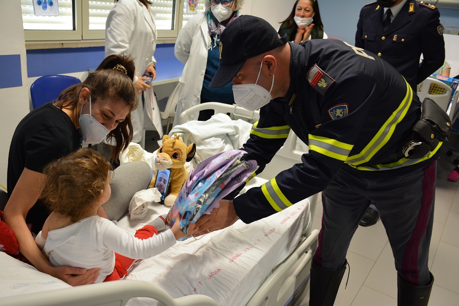 Vittoria: La Polizia di Stato consegna le uova di pasqua ai bambini ricoverati presso il reparto di pediatria dell’Ospedale di Vittoria