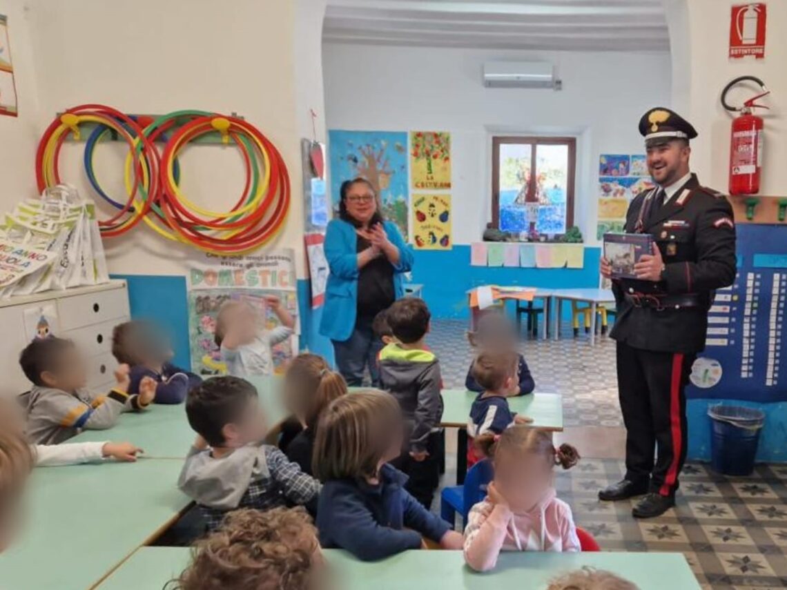 Stromboli : i Carabinieri donano regali e uova di Pasqua ai bambini della scuola