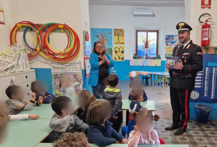 Stromboli : i Carabinieri donano regali e uova di Pasqua ai bambini della scuola