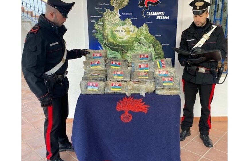 Vulcano (ME): 42 chilogrammi di cocaina ritrovati dai Carabinieri sulla scogliera di Vulcanello