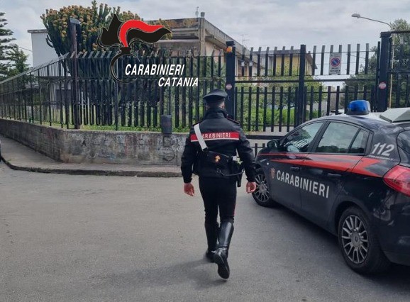 Paternò (CT). Al passaggio dei Carabinieri si nasconde dietro un’auto: arrestato pusher 30enne