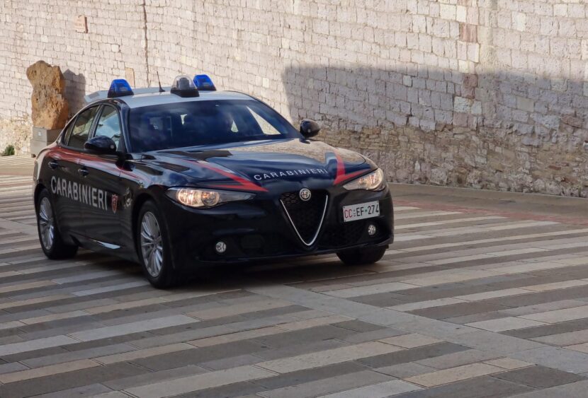 Si aggira per strada con una spranga e rapina un bar: arrestato dai carabinieri