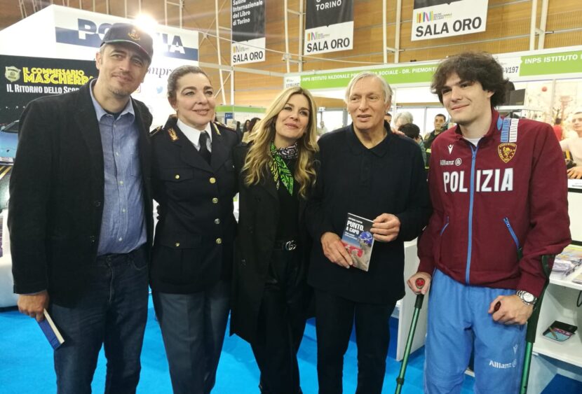 I poliziotti scrittori- Allo stand della polizia di stato Luciano Violante, Don Ciotti e Pif