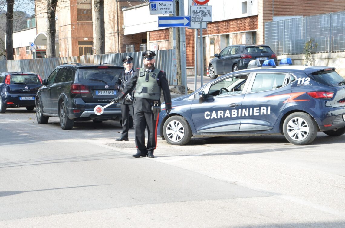 PERUGIA – Ubriaca si scaglia contro carabinieri e personale del 118, denunciata all’autorità giudiziaria