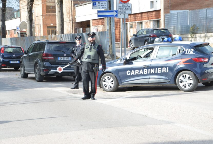 PERUGIA – Ubriaca si scaglia contro carabinieri e personale del 118, denunciata all’autorità giudiziaria