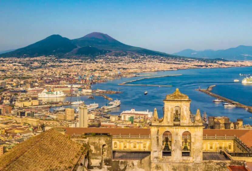 Napoli: turista perde cellulare, i tifosi organizzano una colletta
