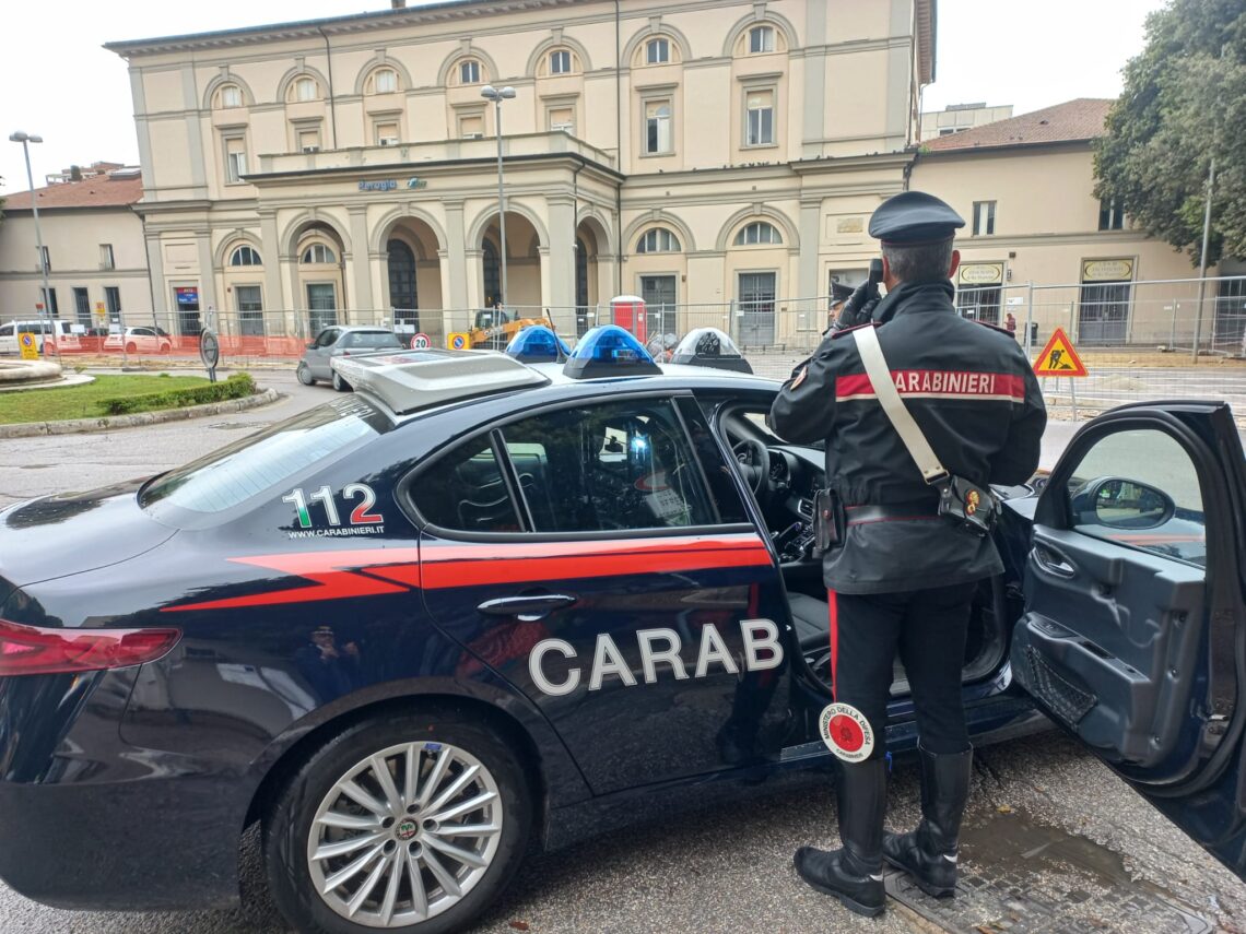 Perugia: tenta di aggredire una donna e poi si scaglia contro i carabinieri intervenuti.