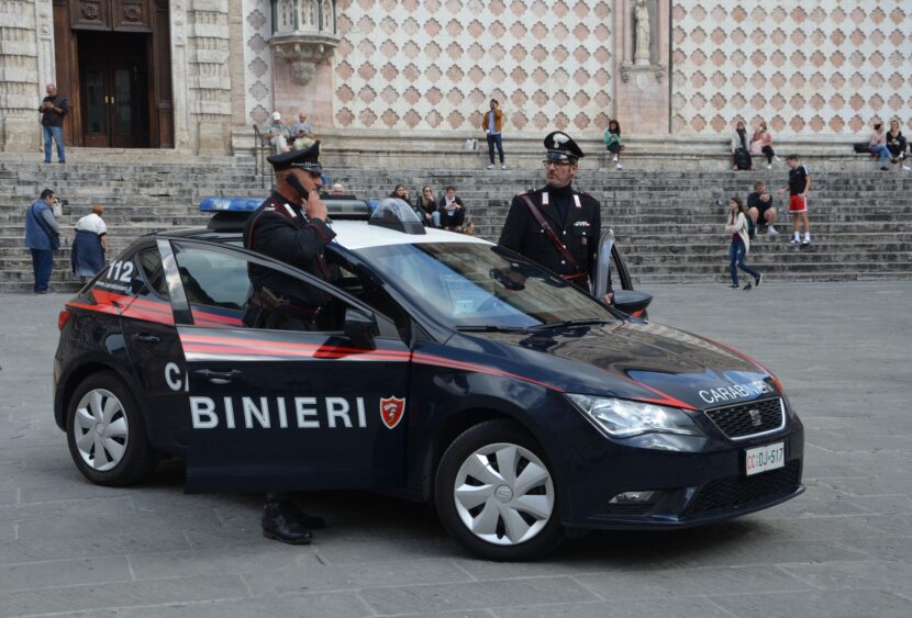 Perugia – trovato a rubare su auto in sosta: denunciato per furto aggravato e possesso ingiustificato di armi