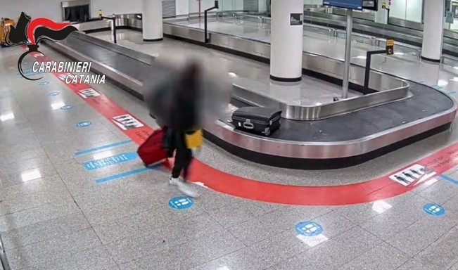 Aeroporto Catania Fontanarossa: denunciato un ladro di bagagli.
