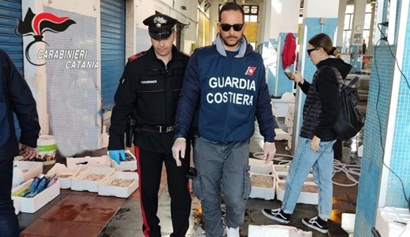 Riposto (CT) – Vendeva pescato e crostacei abusivamente al mercato ittico, 60enne denunciato dai Carabinieri