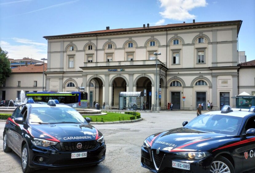Sorpreso a rubare, scappa e lancia monetine contro o Carabinieri: arrestato 25enne