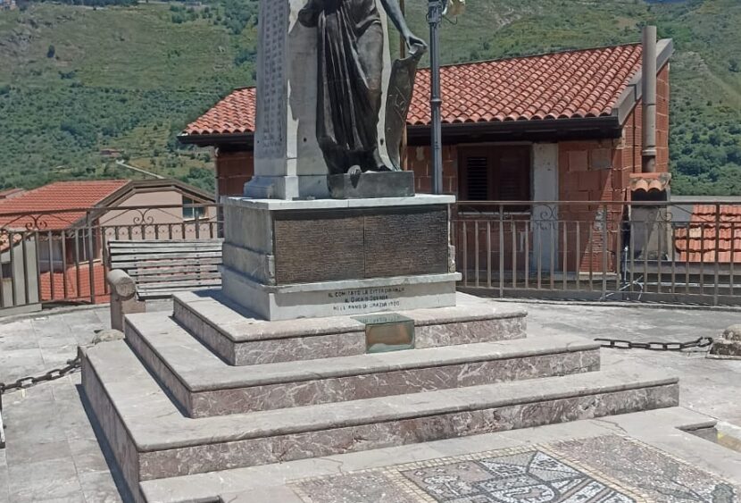 Messina: concussione e falso per danneggiamenti al monumento ai caduti