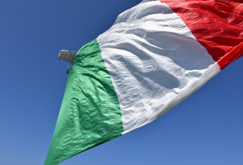 Asti – 29° Raduno Nazionale paracadutisti d’Italia: l’orgoglio di essere italiani in uno spettacolo che arriva dal cielo