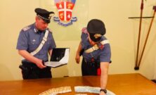 Sorpreso a spacciare cocaina, aggredisce i carabinieri: in manette lo spacciatore
