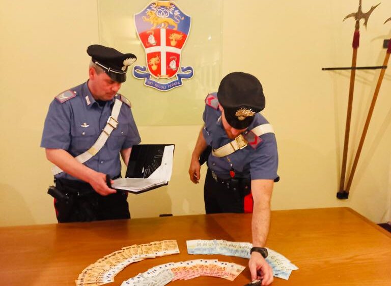 Sorpreso a spacciare cocaina, aggredisce i carabinieri: in manette lo spacciatore