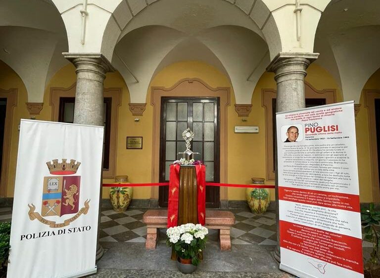 La Reliquia del Beato Padre Pino Puglisi a Trapani in Questura