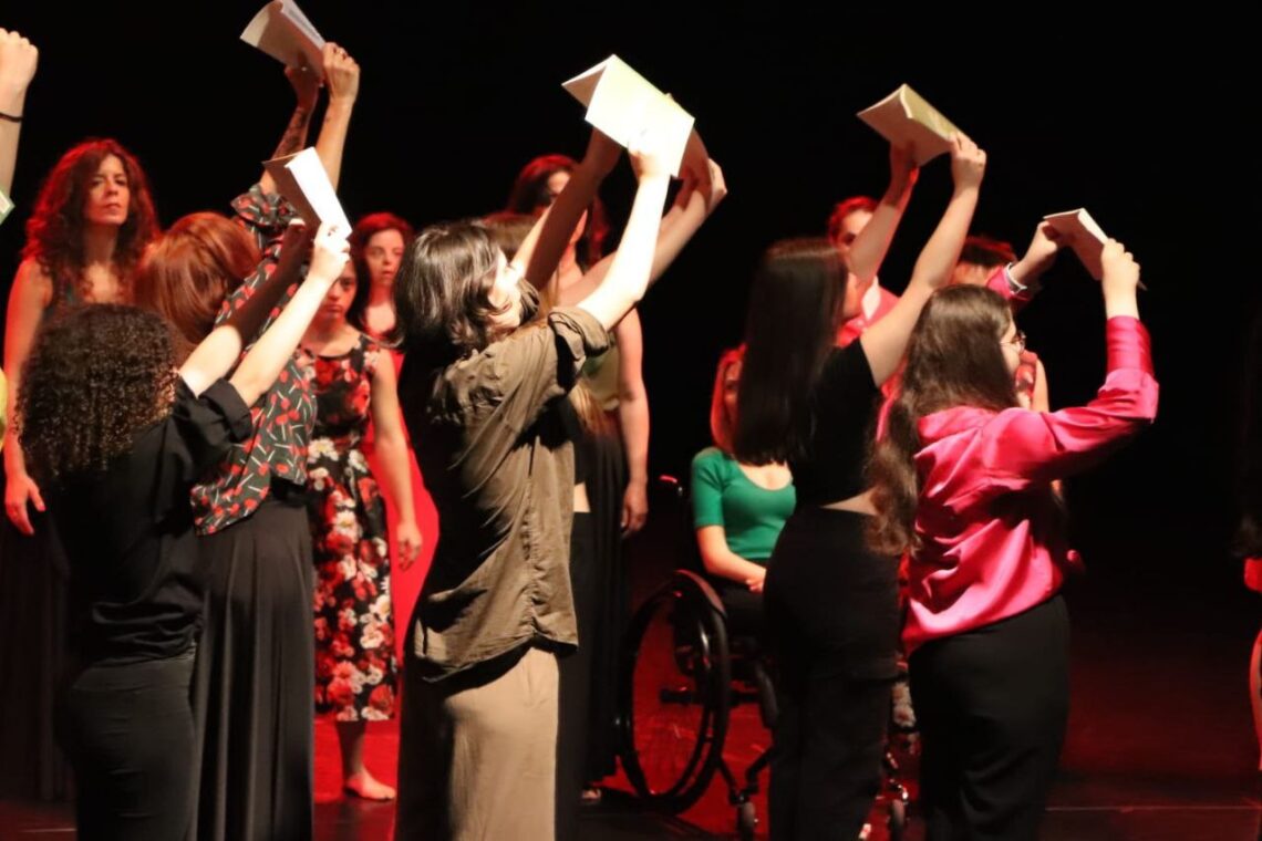 Sul palco 40 tra studenti e disabili catanesi:  è il caos gioioso di “Libri”