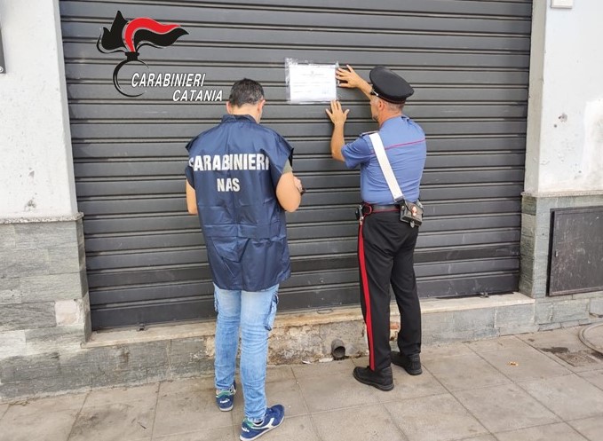 LINGUAGLOSSA (CT) – Controlli dei carabinieri agli esercizi commerciali: denunciato un fruttivendolo e sospesa l’attività