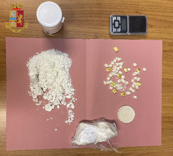 Torino, arrestata 23enne: nascondeva oltre 250 grammi tra crack e cocaina