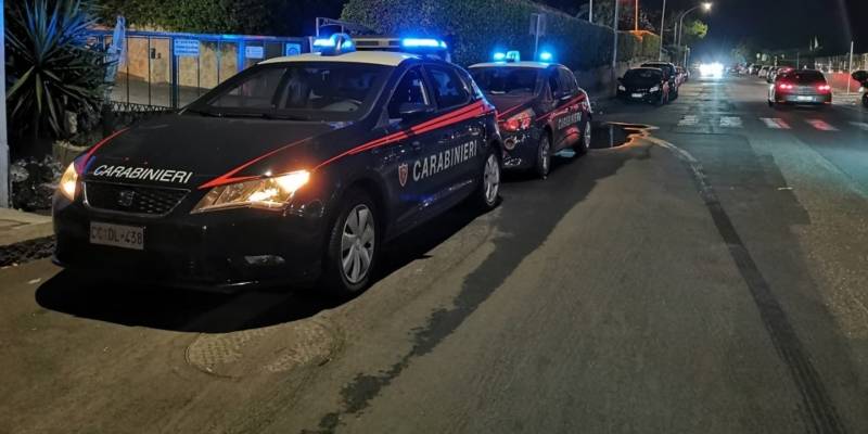 Messina, si accorge di un furto e avvisa i carabinieri: arrestati i due ladri