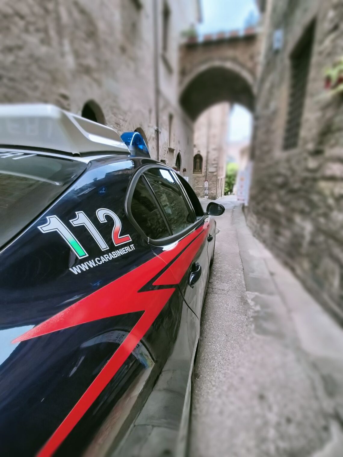 Perugia: cammina seminudo per strada e aggredisce i carabinieri