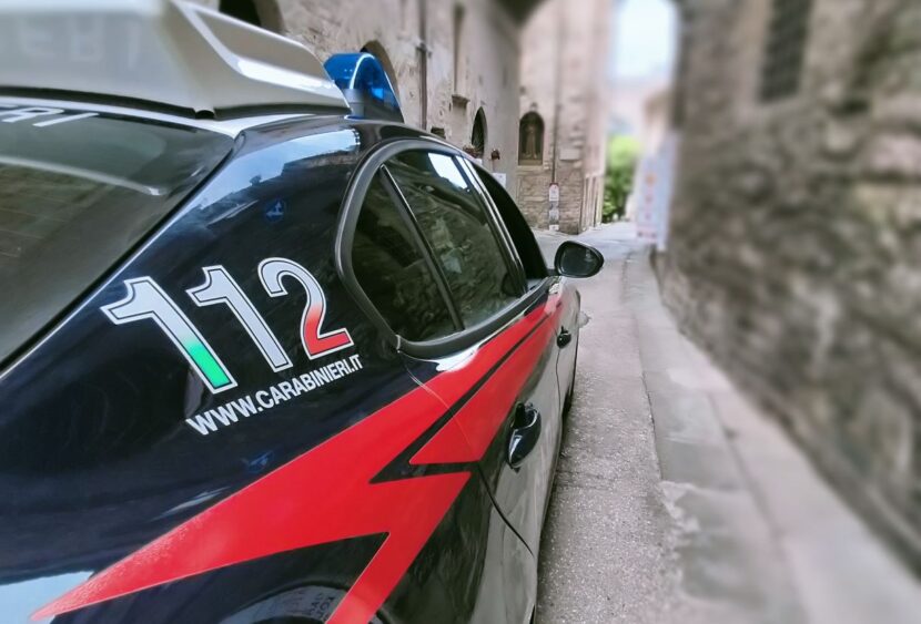 Perugia: cammina seminudo per strada e aggredisce i carabinieri