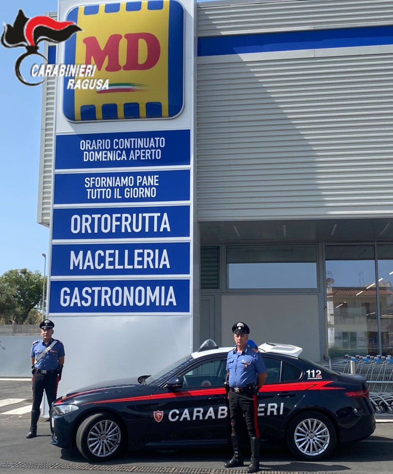 Carabiniere libero dal servizio sventa un furto in un supermercato