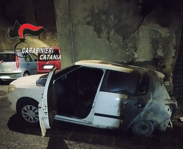 Biancavilla, incendia l’auto del rivale in amore: scoperto dai carabinieri