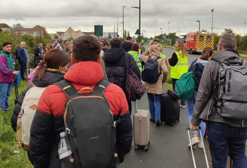 Francia, allarme bomba negli aeroporti: evacuati. Le immagini e i video