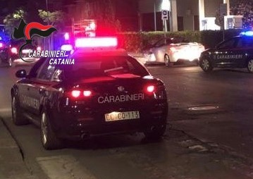 Catania, due giovani tentano di sfuggire ai Carabinieri