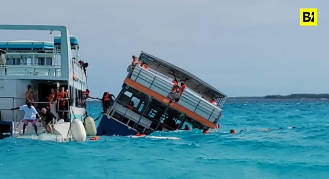 Bahamas, catamarano affonda con 100 turisti a bordo: il VIDEO